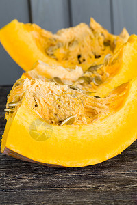 宠坏了花园橙色南瓜上面覆满了霉状的红南瓜关闭了被宠坏的橘色南瓜蔬菜片枯萎病图片