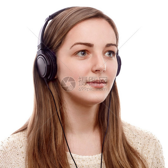戴着耳机听音乐的美女图片