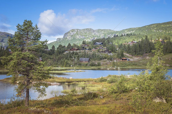 池塘瓦莱夏天小湖峡湾和山谷的房屋中在北南山的瓦列底上水与小湖海湾和山谷的房屋中水以自然为特点图片