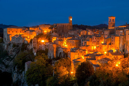 街道意大利托斯卡纳索拉诺一个小中世纪镇在悬崖边夜市灯光间索拉诺与街灯村庄结石图片