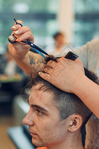 理发师造型年轻男子在理发店的头美沙龙担任理师的年轻女真实人情况坦率工具人们图片