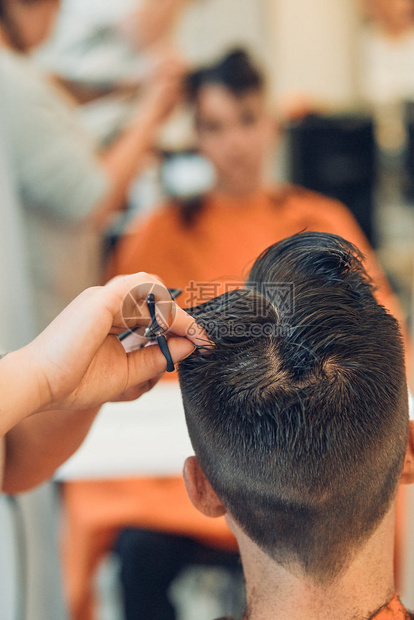 理发师造型年轻男子在理发店的头美沙龙担任理师的年轻女真实人情况工具年轻剪发图片
