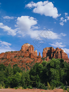 云岩石美国亚利桑那州塞多纳大教堂岩景公园图片