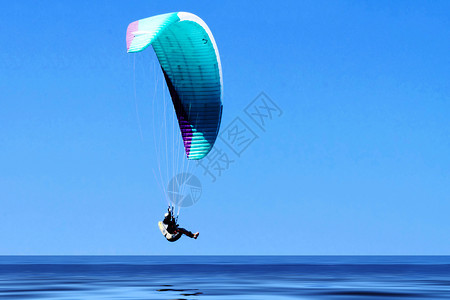 乐趣在丹麦滑翔晴蓝的天空上高滑翔伞图片