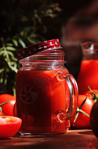 玻璃健康营养红西番茄的泥瓦罐子里美味番茄汁图片
