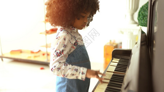 女孩旋律漂亮的美丽非洲小孩们在弹钢琴演奏音乐图片