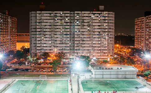 走道夜间观视中城市建筑的体育领域公园篮球图片