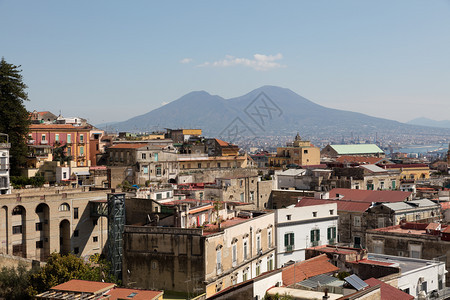 那不勒斯全景与维苏威火山云彩和大厦的垂直结石意大利图片