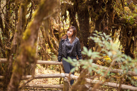 吸引人的肖像秋天公园年轻亚洲女人图片