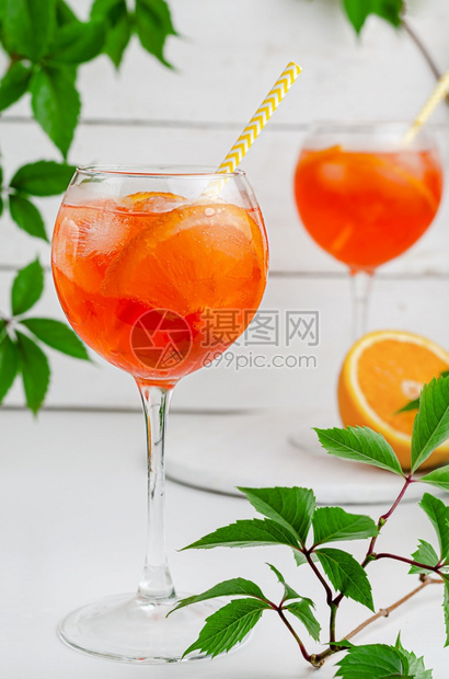 喷喝开胃酒纯精饮料概念Icedapperolspritz鸡尾酒用橙子和在白木本上加橙子鸡尾酒图片