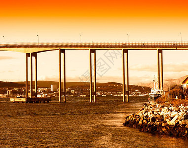 镇银行场景在日落背期间的挪威城市桥梁在日落背景期间的挪威城市桥梁hd图片
