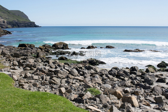 令人惊叹的海浪法罗群岛典型地貌景观从Husavik看到岛上有绿草山脉和海洋大西图片