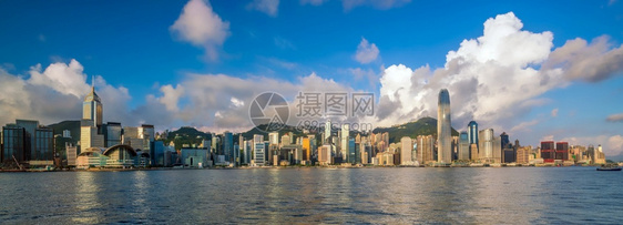 金融的旅行维多利亚港和香天际的全景观台风港口图片