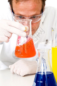 手套弯月面黄色的实验室化学家用红调合物或质在室内转动图片