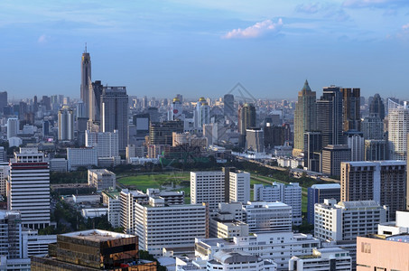 高的曼谷商业区Bangkok市风景中心高尔夫球场摩天大楼办公室图片