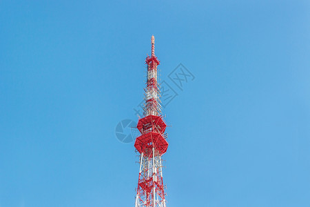 蓝色的俄罗斯一个大城市无云蓝天电视台和无线塔的背景上带有天线的电信塔以及一个大城市的无线电塔微波图片