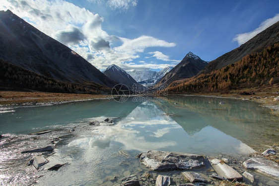 阿克姆乌斯特科辛基最佳在俄罗阿尔泰Belukha山一景的Akkemskoe湖日出图片