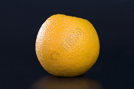 水果反射热带在酸皮里熟橙子黑底没有树叶的橘子图片