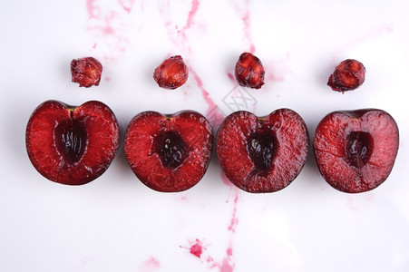 素食主义者有机的维他命白色种子和樱桃汁将红切成一半图片
