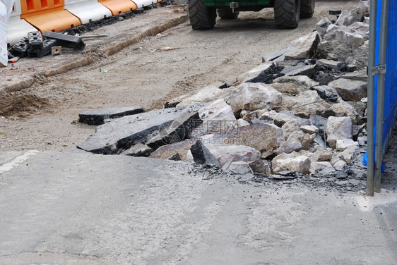 轮式建筑学栅栏工地背景上配备重型推土机械的公路建筑工地图片