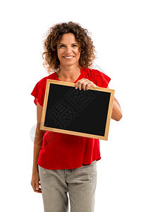 一个笑的中年黑发人拿着粉笔板的肖像母亲自信商业图片