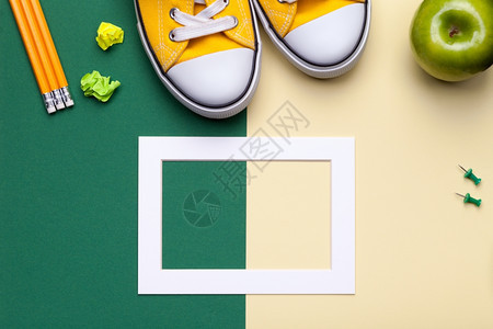 白色的粉彩绿和黄背景学校附件的绿色和黄背景最小风格平板面极简主义图片