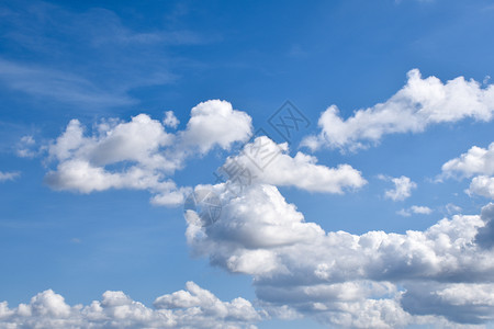 积云白天晴美丽的夏日空白云弥漫图片