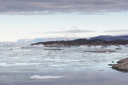 积极的景观Ilulissat周围格陵兰北极地貌的以及冰山和美丽的图片