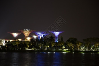 吸引力建筑学反射新加坡超树级在黄昏的山顶标志城市旅行图片