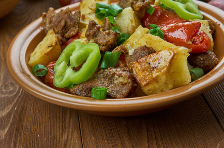 种族的新鲜最佳Tapakaarcahs带蔬菜的锅亚美尼烹饪传统各种菜盘TopView图片