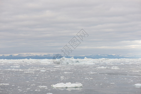 Ilulissat周围格陵兰北极地貌的以及冰山和景观宽的夏天图片