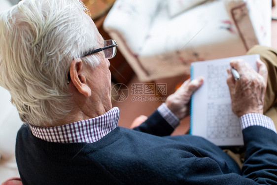 衰老八十年代在家做数独猜谜的年长男子老人图片