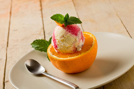 夏天照片甜美的水果冰淇淋加鲜薄荷叶锅樱桃图片