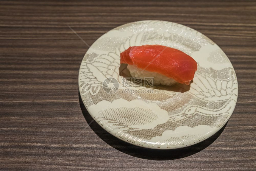 托罗Otoro金鱼寿司日本食物生鱼木制餐桌上白盘中大米方的日本粮食生鱼马古罗新鲜的图片