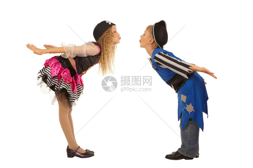 身着海盗儿童Costume海盗一个小女孩男万圣节服装童年白孤立横向快乐积极情感布隆德海尔有两个孩子的家庭化妆面具黑颜色约会彩形象图片