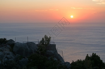 7月从西班牙巴利阿里群岛马洛卡西海岸日落到地中7月水七橙图片