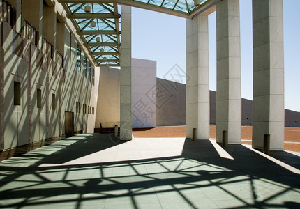 澳大利亚堪培拉议会大厦主入口外墙上的阴影和人行道澳大利亚堪培拉正面碎石白色的图片
