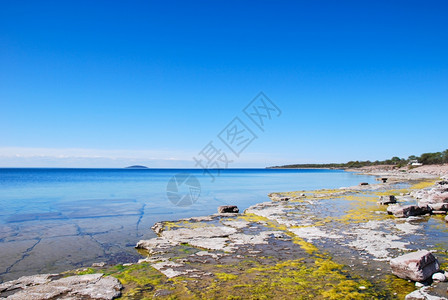 平坦的岩石海岸有透明的水来自西德群岛奥兰瑞典地平线天图片