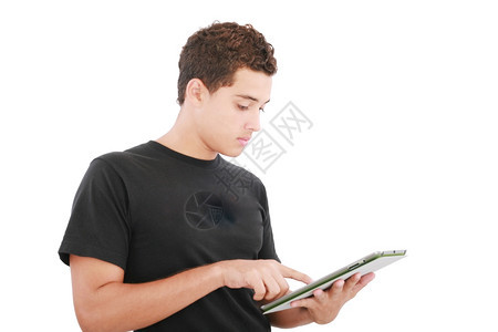 卡斯蒂略在数字平板电脑上工作的年青临时学生孤立于白种背景色的肖像图片
