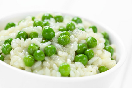 意大利语服务白色的新鲜自制奶油绿色薯条在碗中选择焦点聚在图像中间的画面CreamyGreenPeaRisotto图片