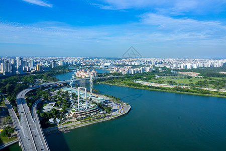 著名的晴天旅行新加坡阳光日住宅区Ferris车轮和高速公路空中观察全景新加坡和Ferris轮子航空展望图片