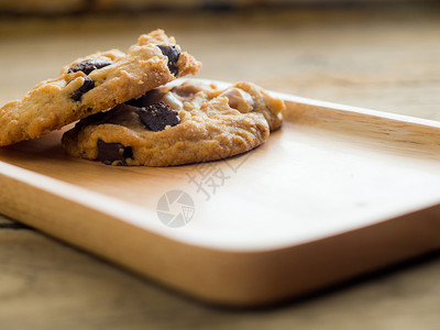 蛋糕新鲜的配巧克力和坚果的曲奇饼干放在木板纸上咖啡刹车概念金的图片