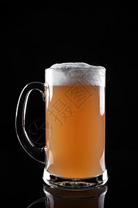 工艺酒精黑暗的深色背景中分离的泡沫啤酒杯深色背景中分离的泡沫啤酒杯图片