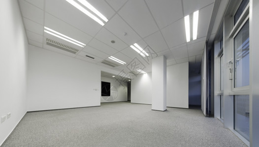 内部的空现代白色办公室的倾斜转换图像准备出租窗户水平的图片