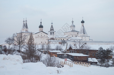 白色的降雪复古FerapontovoVologda地区俄罗斯冬季下雪的古老正统修道院图片