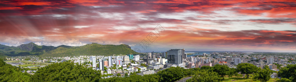 水黄昏时毛里求斯路易港天线全景空中夏绿色图片