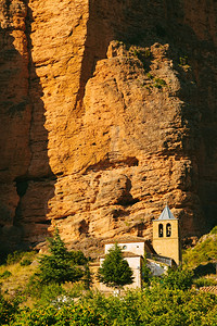 高的土地西班牙阿拉贡韦斯卡的MallosdeRiglos教堂木槌图片