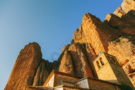 企业集团墙西班牙阿拉贡韦斯卡的MallosdeRiglos教堂悬崖图片