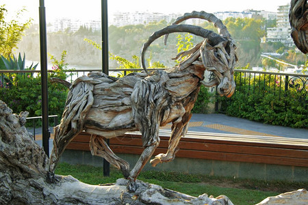 卡莱奇木制的安装在老城KaleiciAntalya土耳其Mermerli公园的山羊木雕塑图片
