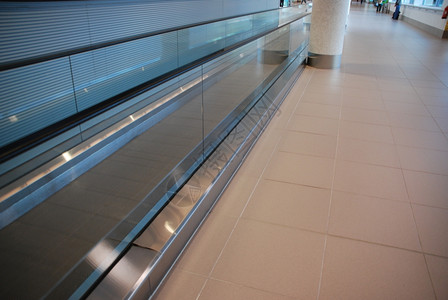 地铁建造现代的在国际机场移动扶梯车的自升降机图片